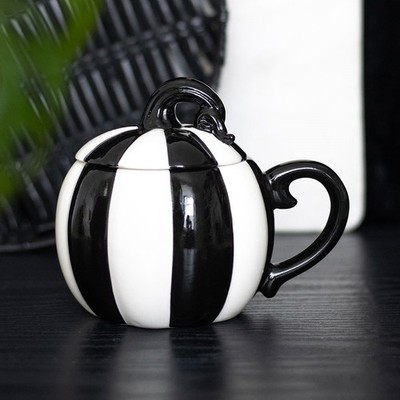 Schwarz-weiß gestreifter Kürbis Deckeltasse