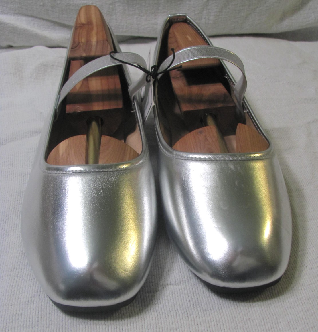 Women's Silvtone Elastic Ankle Strap Ballet Flats Slip On Shoes Sz 8 "New W/Tag"