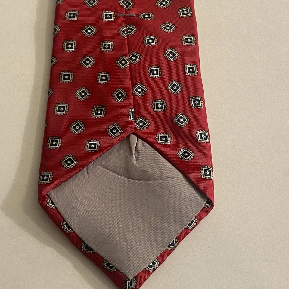 Gravata masculina Halston lll de seda feita nos EUA geométrica vermelha W3,5” L56” - Imagem 4 de 4