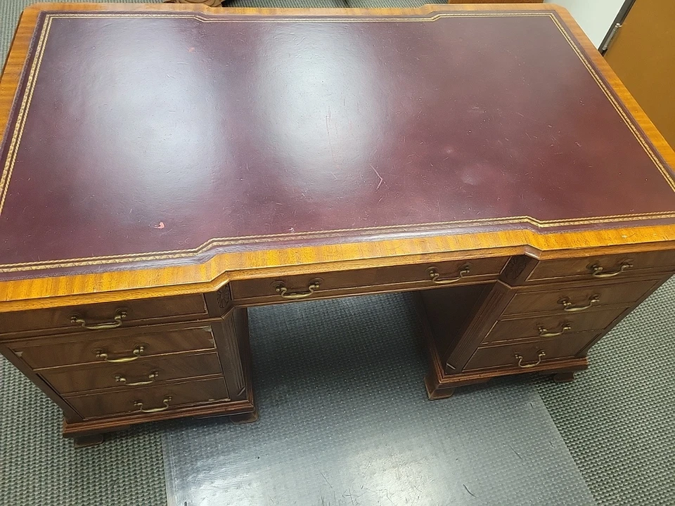 Escritorio King George III caoba con tapa de cuero y detalles de latón Foto 4 de 4