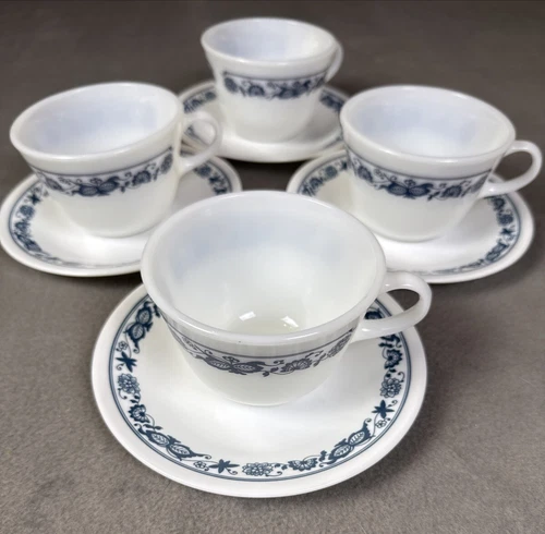 Set Of 4 Pyrex Tea Coffee Cups & Corelle Saucers Old Town Blue Pattern Mugs