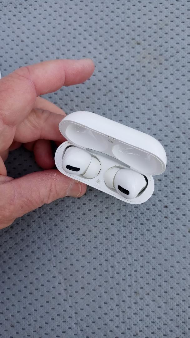 Airpod Pro with LIGHTNING CORDED CHARGING CASE, Untested | eBay