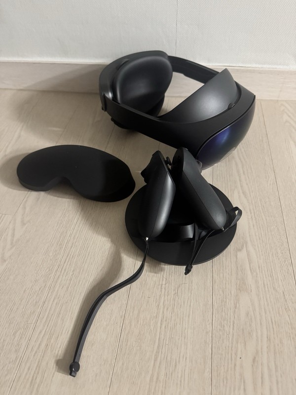 Meta Quest Pro VR Headset