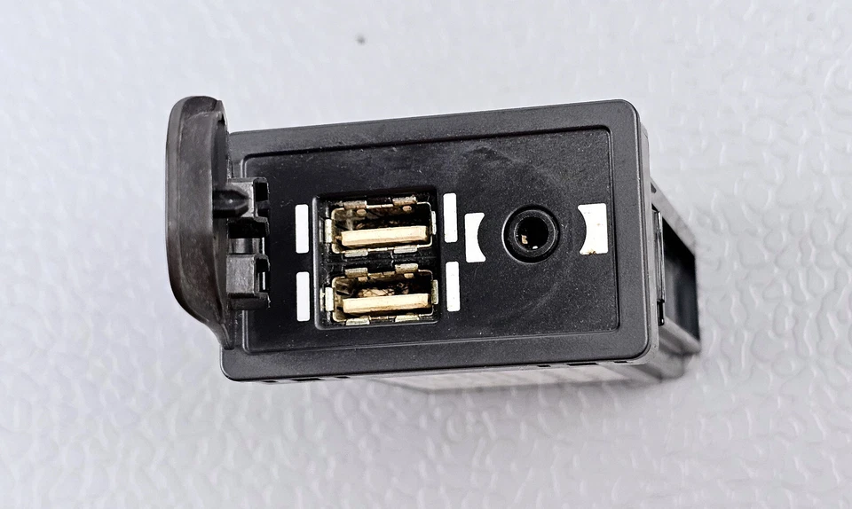 Conector auxiliar de audio USB 86190-53051: ES350 GS350 GX460 Rc350 Lexus IS250 IS350 Foto 2 de 4