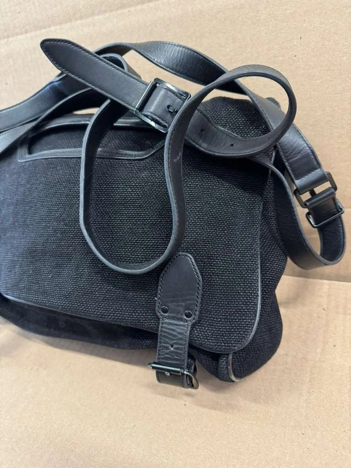 Кожаная регулируемая сумка-мессенджер Theyskens' Theory с пряжкой и клапаном черная - Изображение 4 из 4