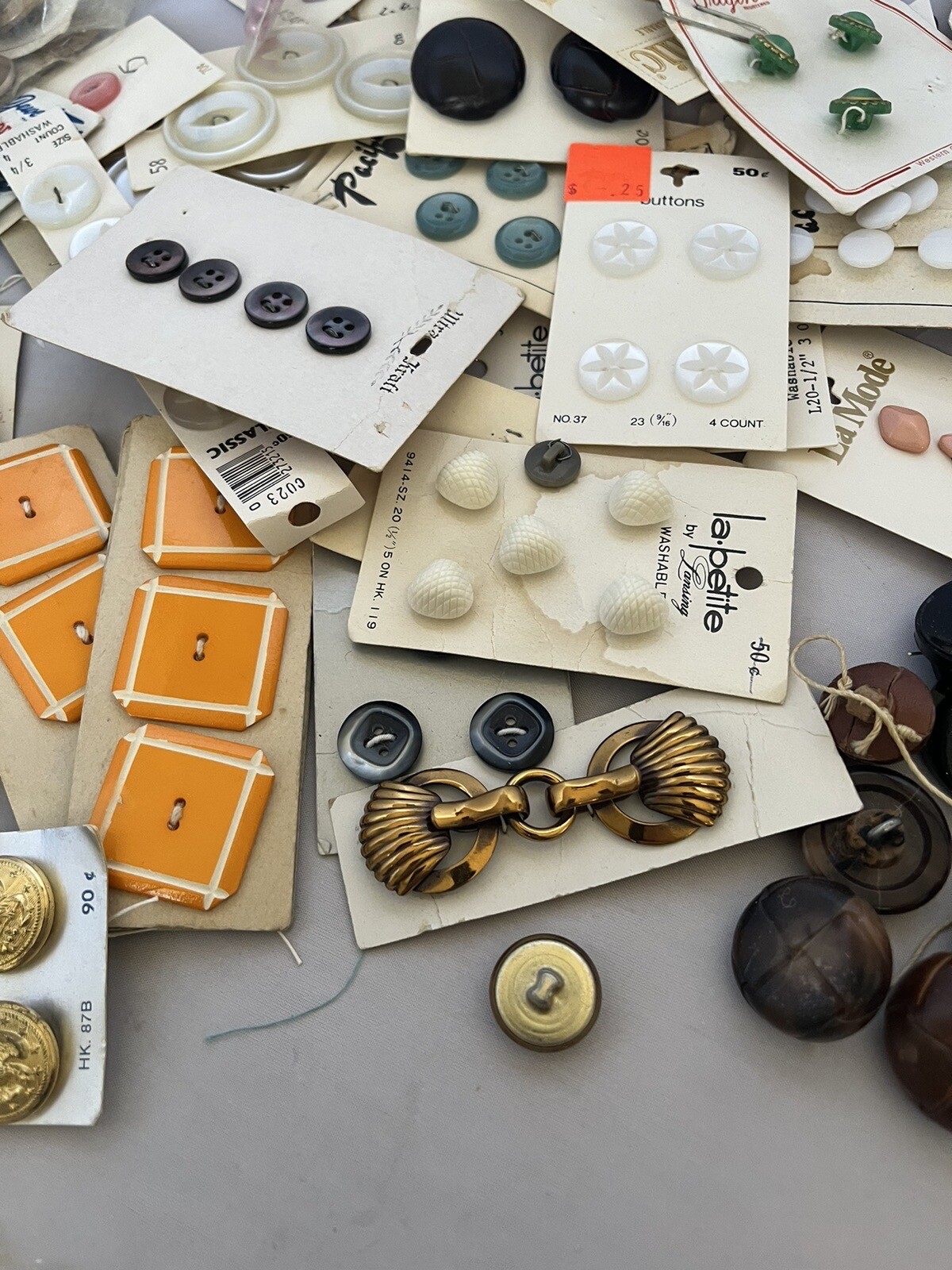 Lot Vintage Novelty Buttons Most On Cards La Mode Pacific Le Petite