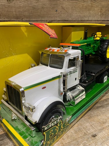 ERTL Big Farm, 4020 Tractor with Peterbilt Model 367, 1:16 Scale, NIB - Picture 2 of 8