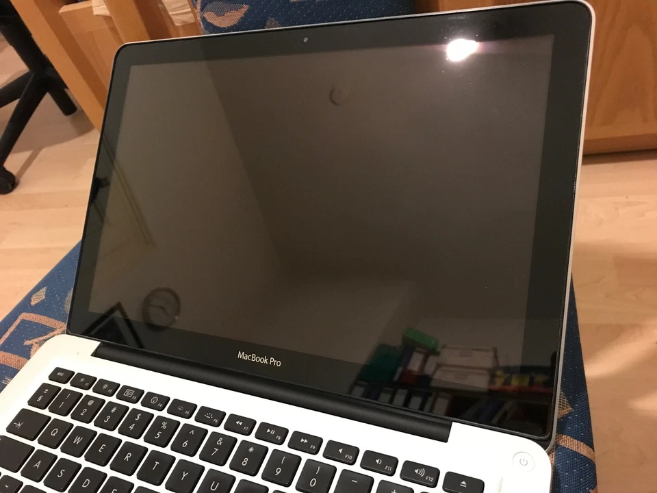 Apple MacBook Pro 13,3, Intel Core2Duo, 2,40 GHz ,4GB, Mit. 2010 - defekt - Bild 4 von 4