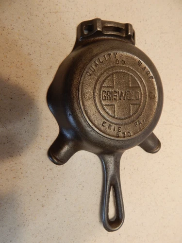 VINTAGE GRISWOLD QUALITY WARE #570 MINI SKILLET 00 ASHTRAY - ERIE PA. USA