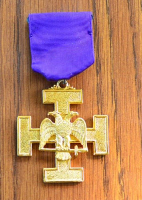 Vintage SPES MEA IN DEO EST 32 Double Eagle Freemason Pin with Purple Ribbon