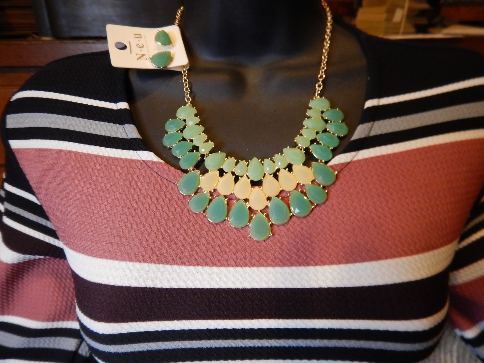NEU Wide Chunky Green Yellow Layered 16 Inch Necklace with Stud Earrings NWT