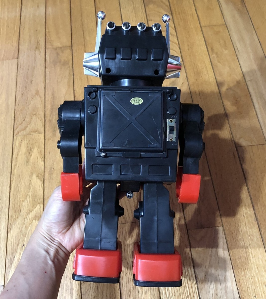 SATURN THE 13' GIANT WALKING TV SCREEN ROBOT KAMCO BATTERY