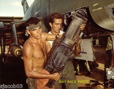 REPRINT PHOTO - EXHAUSTED AIRMEN REMOVE CANNON FROM PLANE DURING VIETNAM WAR