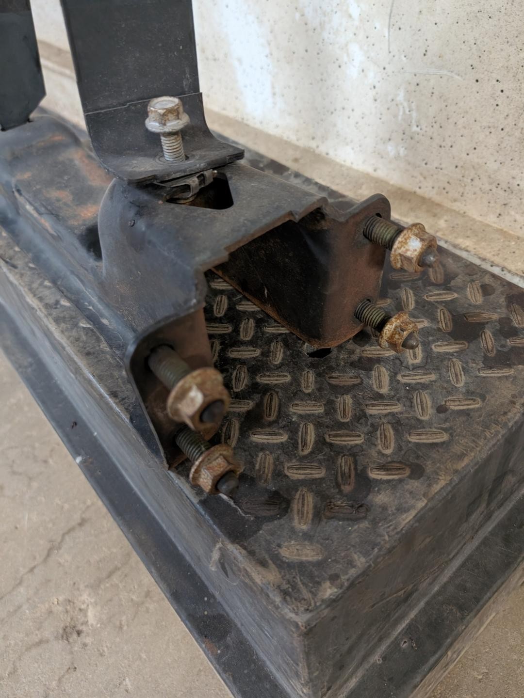 Midship Plastic Tank Bracket & Strap **03-09 Kodiak - Topkick C4500, C5500