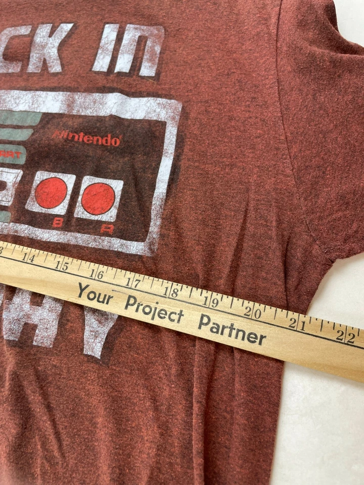 Nintendo Entertainment T- Shirt Men's Size L Maroon Crewneck "Back In The Day" Foto 3 de 4