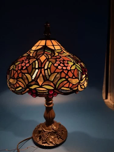 Vtg. Tiffany styled stained glass hanging ceiling light/ lamp shade