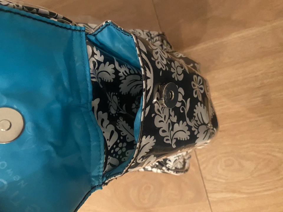 Bolsa de pañales para bebé Kalencom de nailon negra blanca floral usada en excelente estado sin signos de desgaste Foto 3 de 4