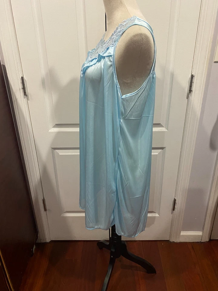 Camisola feminina azul claro sedosa sem mangas tamanho 4XL 37"Lx25"W - Imagem 3 de 4