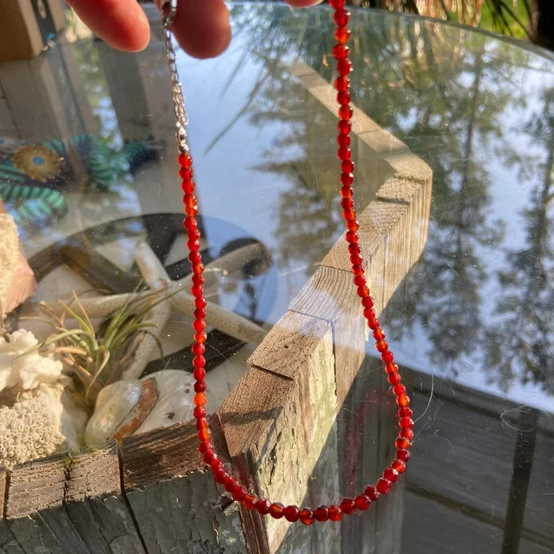 Gargantilla de cornalina hecha a mano pequeñas cuentas de 2 mm, plata de ley ajustable Foto 2 de 4