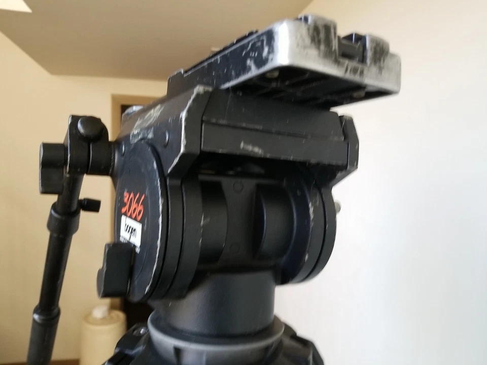 Bogen 3066 Tripod Head/Panasonic SHAN-TM700 Quick-Release Plate & 3193 Legs - Image 3 of 4