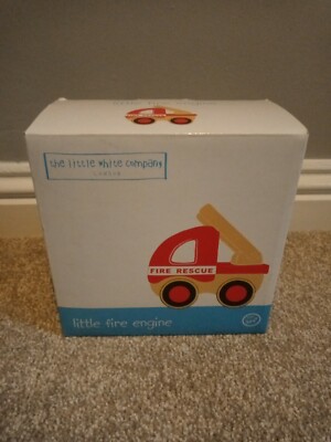 Little White Company kleines Feuerwehrauto aus Holz brandneu im Karton