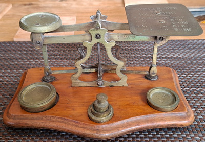Antike viktorianische edwardianische Messing-Postwaage mit gleichem Arm, 1880-1915