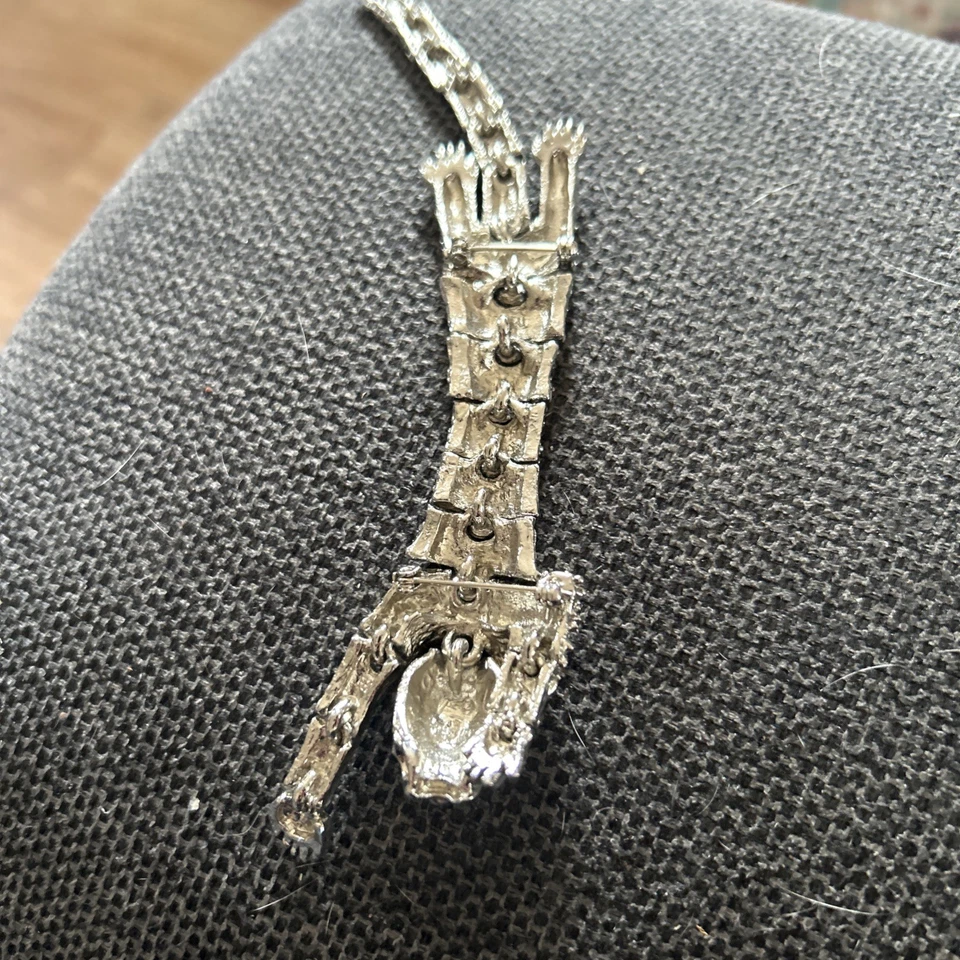 Pulsera de tigre de plata que se convirtió en pasador de hombro Foto 3 de 3