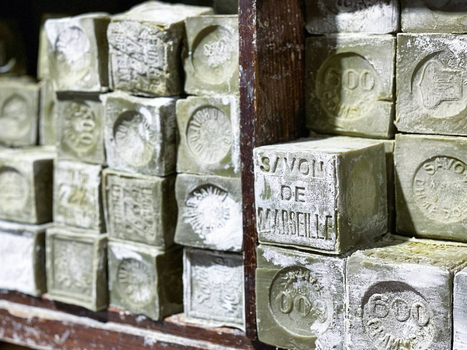 Savon de Marseille au cube de 300g et 72% d'olive pour la toilette naturelle des peaux sensibles