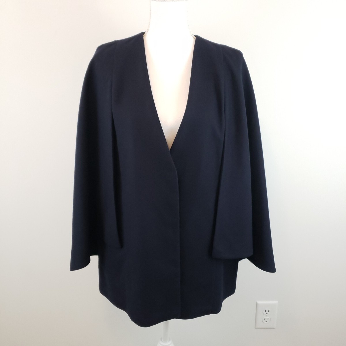 nha518です！美品✨COS V-NECK WOOL CAPEウール nha518です！美品✨COS V-NECK WOOL CAPEウール V-NECK DOUBLE