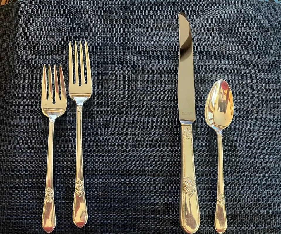 Aloha by Gorham Silver-plate 2 Dinner Forks, 2 Salad Forks, 2 Knives, 2 Spoons - Image 3 of 4