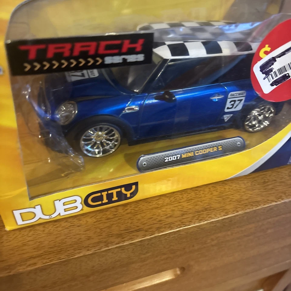 JADA DUB CITY 2007 BLUE MINI COOPER S 1:24 WITH CHECKERED ROOF New - Image 2 of 4