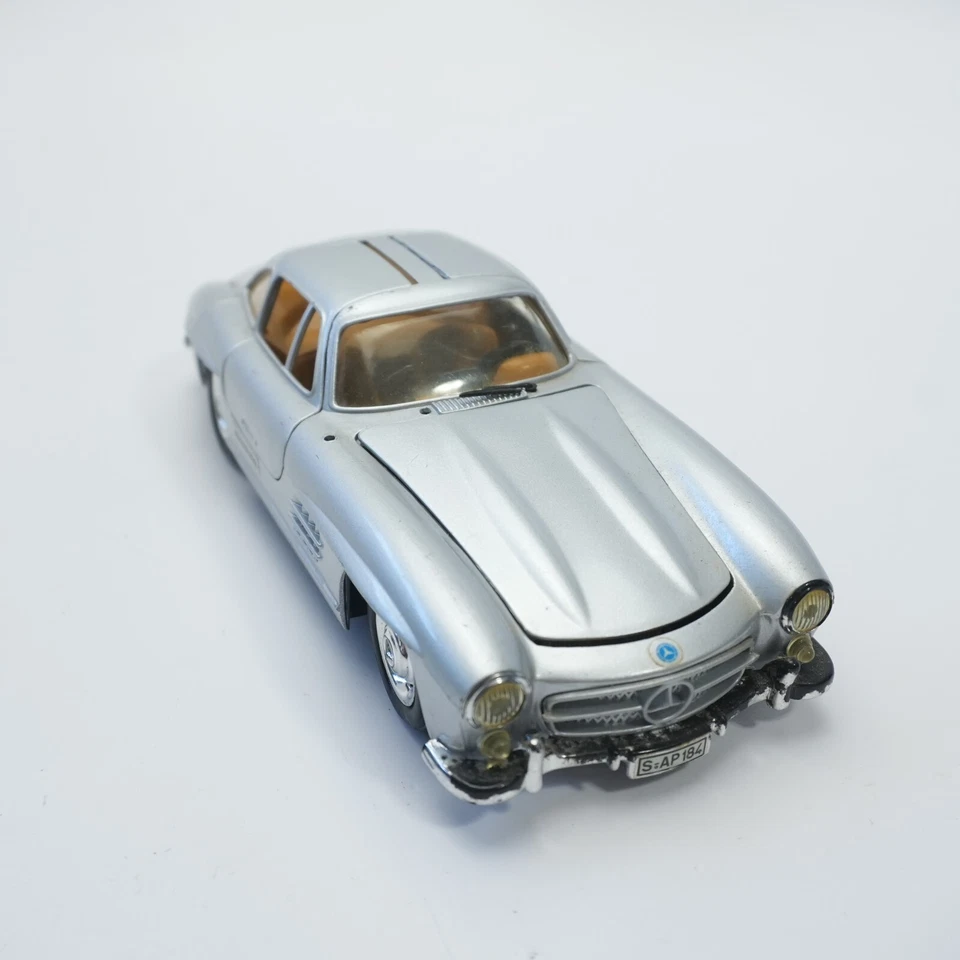 Revell 1954 Mercedes-Benz 300 SL Gullwing Diecast Metal Model Car 1:24 Scale - Image 3 of 4
