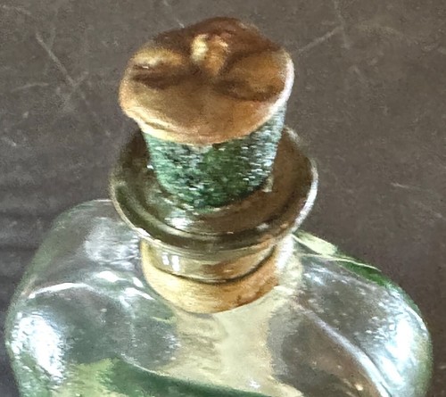 Seltener grüner Glas Parfüm Flakon um 1900 - versiegelter Mondgesicht Stopfen, emailliert - Bild 8 von 8
