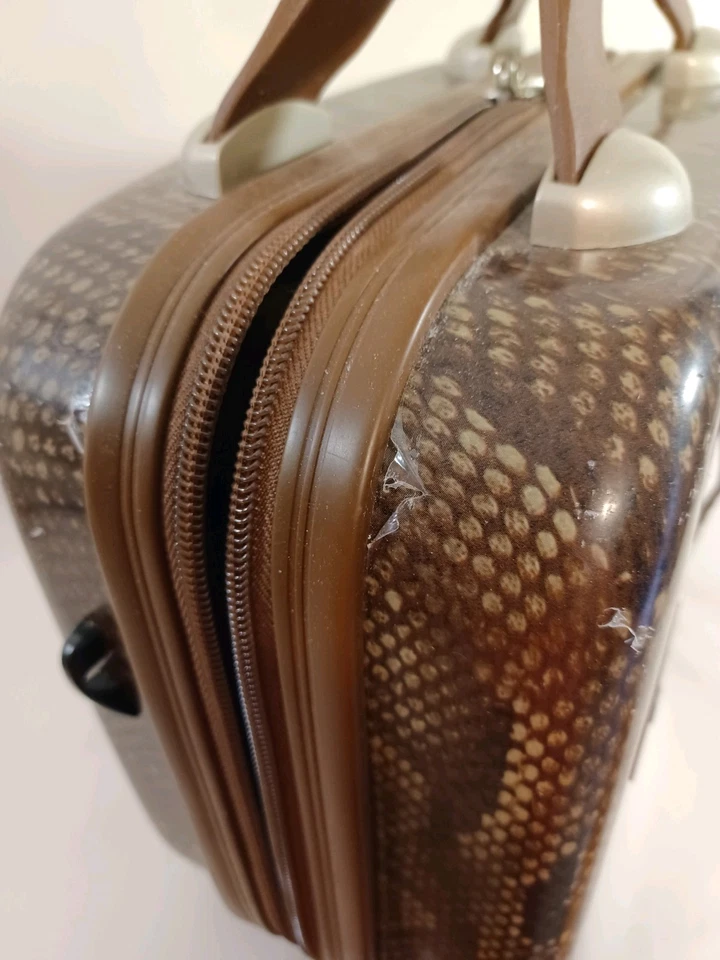 Estuche cosmético de viaje de maquillaje rígido piel de serpiente Heys para pasar la noche vintage marrón tostado Foto 2 de 4