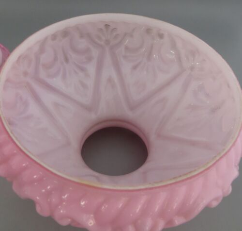 Antigua pantalla de lámpara de aceite con clavija de vidrio moldeado rosa/arándano y fuente a juego Acanthus - Imagen 9 de 14