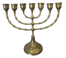 Menorah 7 branches en laiton Hauteur 19,5 cm Poids 470 grs Pied gravé