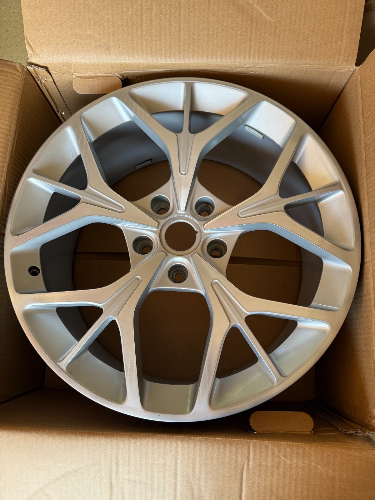 New Refurb 2017-2022 R20 20" 9J Rear Aston Martin DB11 Volante OEM KY53-9965G-CA