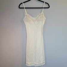 Vassarette Slip Women  s Size 32 White Lace Trim Vintage