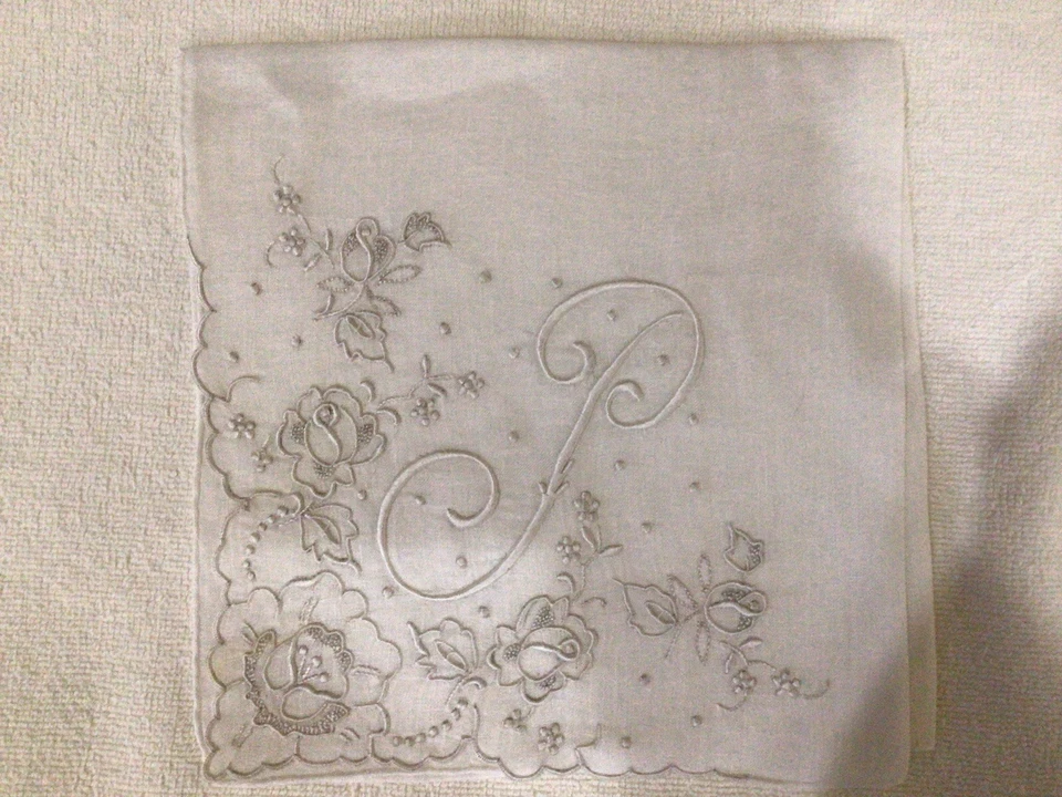 MADEIRA 2 Pañuelos Bordados y Monograma “P” Talla 12” y 14” HERMOSOS Y VINTAGE Foto 2 de 4