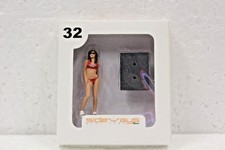 Sideways SWFIG/009 Grid Girl Figure Hawaiian Tropic Inna 1:32 Slot Car Accessory