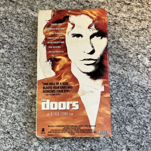 The Doors (VHS, 1991) Film Biografico con Val Kilmer nel ruolo di Jim Morrison - Foto 1 di 6