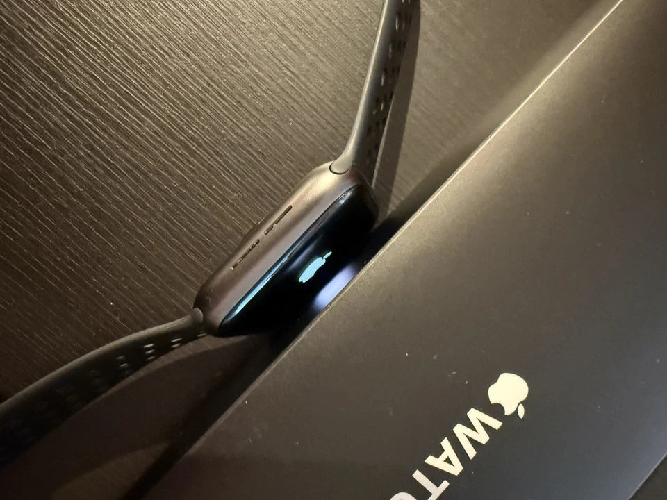 Apple Watch SE Nike 44mm Space Grau Aluminiumgehäuse mit Anthrazit/Schwarz..., Foto 4 von 5