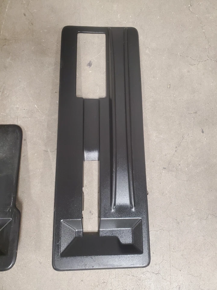 07 08 09 10 11 12 13 14 Chevy Suburban asiento de piso de carga zócalo de plástico negro Foto 4 de 4