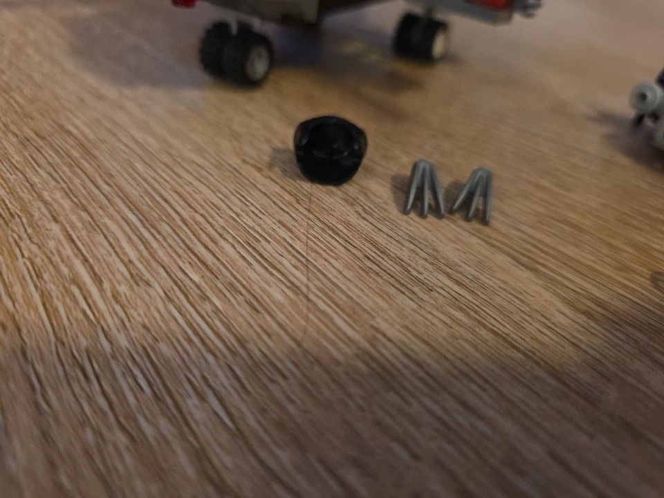 LEGO 6866 - Super Heroes: Wolverine’s Chopper Showdown Not Complete  - Image 3 of 4