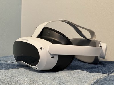 PICO 4 128GB VR Headset w/controlers + accessories   Excellent condition 
