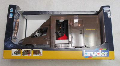 BRUDER 1/16 SCALE UPS DELIVERY TRUCK NEW IN BOX W/ LIFT PALLET & DRIVER