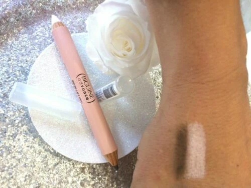 Maquillage gris crayon pour sourcils