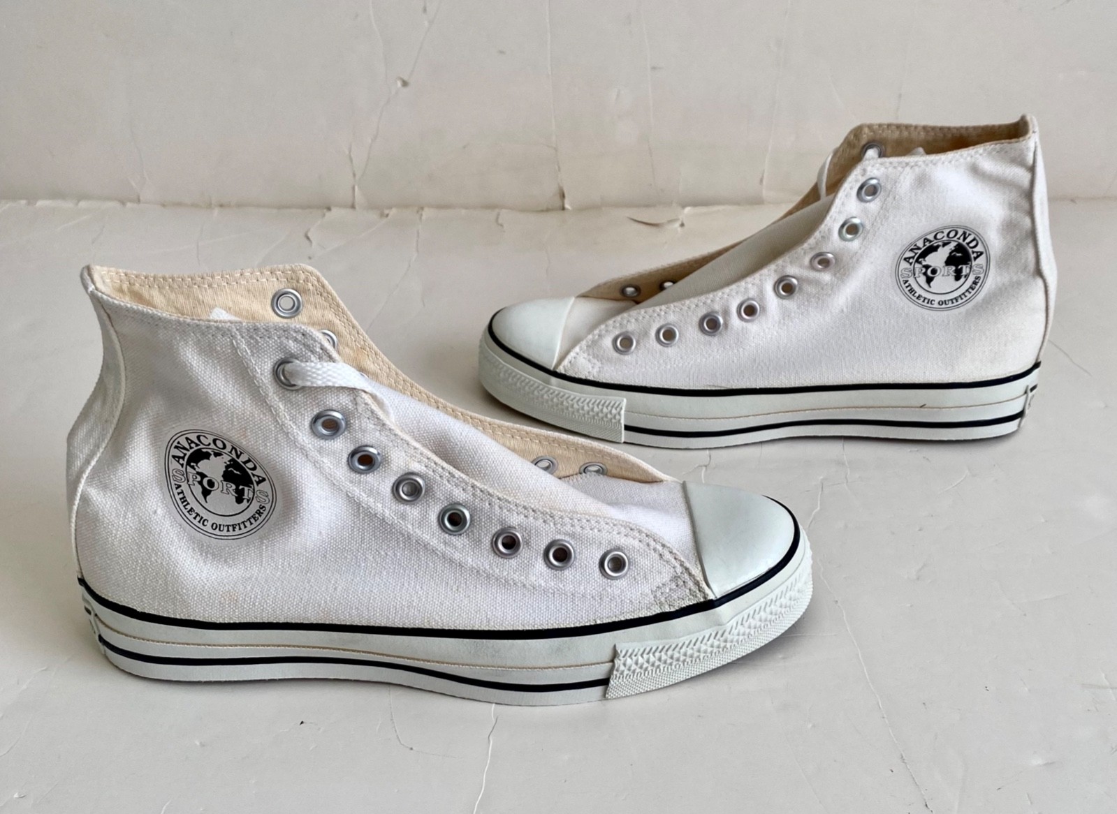 White Canvas Hi Top Converse Sneakers Nos Usa 7.5