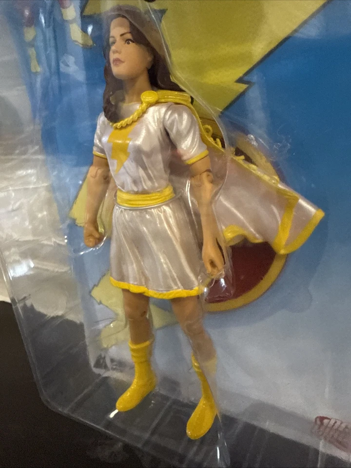 DC Direct Toys Shazam! Variante Blanca - Figura Mary Marvel 6” con Capa Nueva Foto 4 de 4