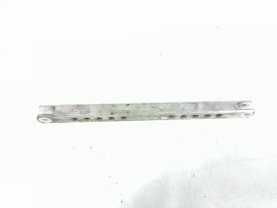 01 05 Barra de soporte de montaje de pinza de freno trasera Yamaha FZ1 TRSH DV Foto 2 de 4